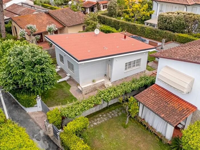 Casa con 6 locali in vendita in Forte Dei Marmi