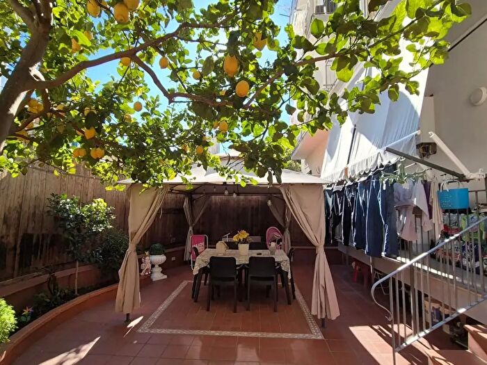 Appartamento quadrilocale in vendita in Via Enea, Napoli