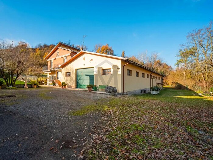 Casa con 9 locali in vendita in Canossa, Vezzano Sul Crostolo