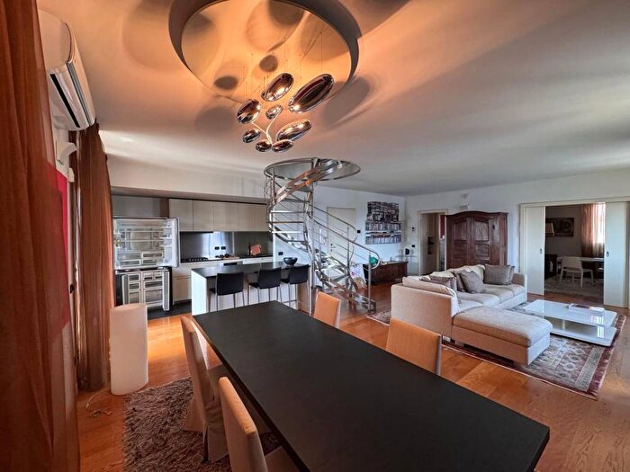 Appartamento quadrilocale in affitto in Via Principessa Mafalda, Centro, Garbagnate Milanese