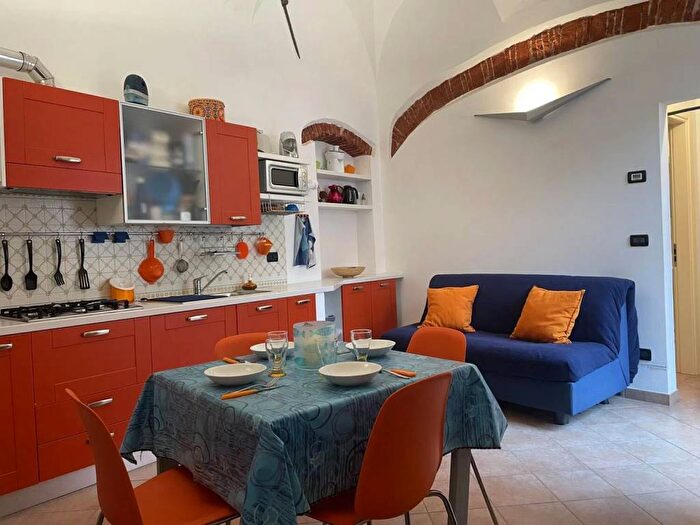 Appartamento bilocale in affitto in Vico Carbone, Centro, Finale Ligure