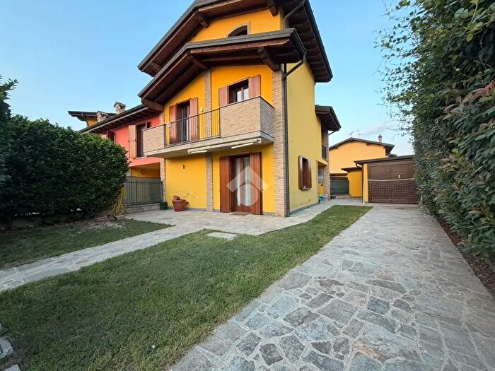 Casa quadrilocale in affitto in Via Mussi, Quintano