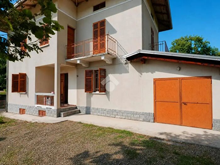 Casa con 6 locali in vendita in Via IV Novembre, Lessona