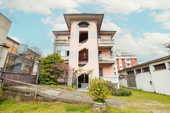 Casa con 6 locali in vendita in Via San Bernardino da Siena, Novara