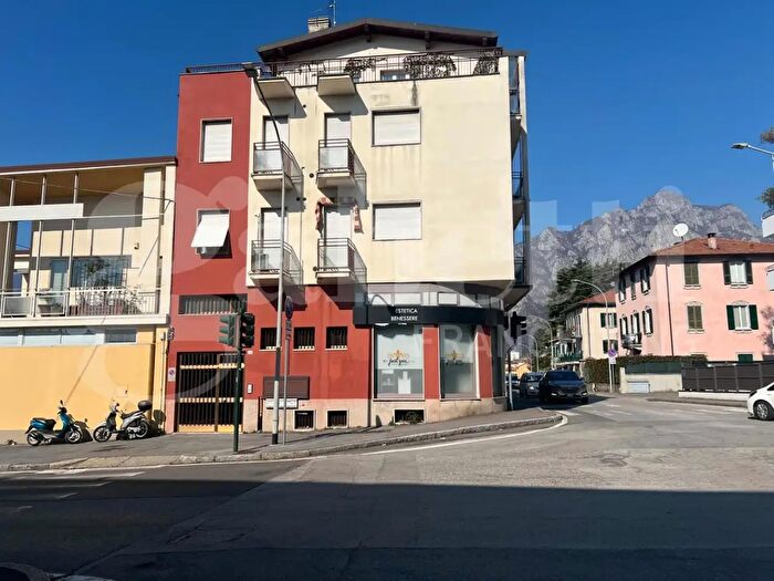 Appartamento trilocale in vendita in Via Monsignor Polvara, Lecco