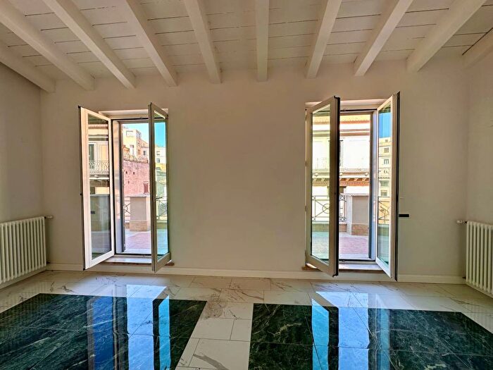 Casa trilocale in affitto in Via di San Nicola da Tolentino, Barberini, Roma