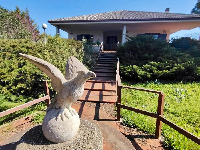 Casa con 8 locali in vendita in Monopoli