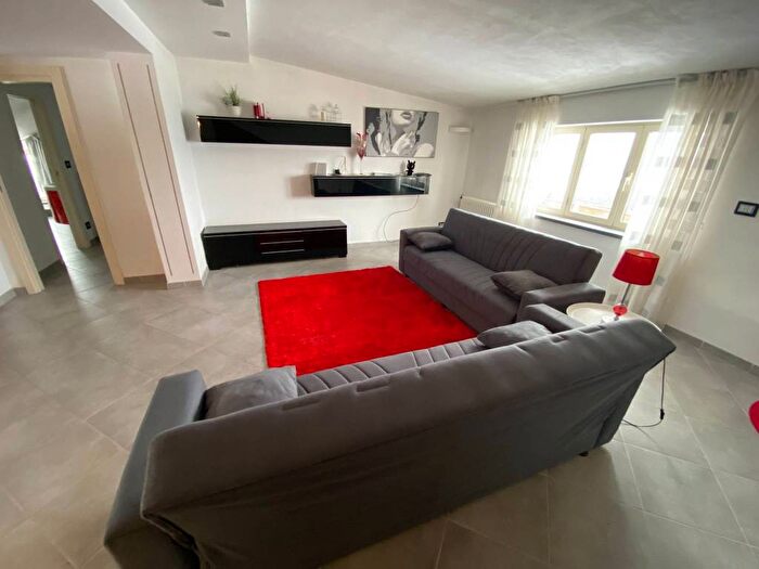 Appartamento trilocale in affitto in Viale Rimembranza, Centro, Rodello