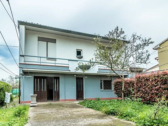 Casa con 8 locali in vendita in Via Puccini, Conselice