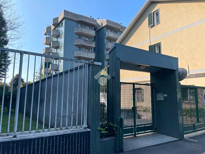 Appartamento trilocale in affitto in Via Antonio Cesari, Niguarda, Milano