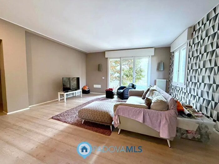 Casa con 6 locali in vendita in Via Umago, Padova