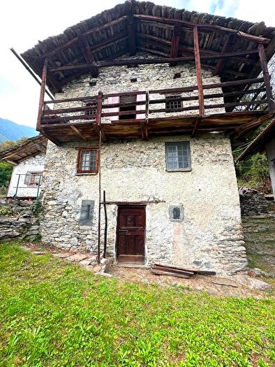 Casa con 6 locali in vendita in Gordona