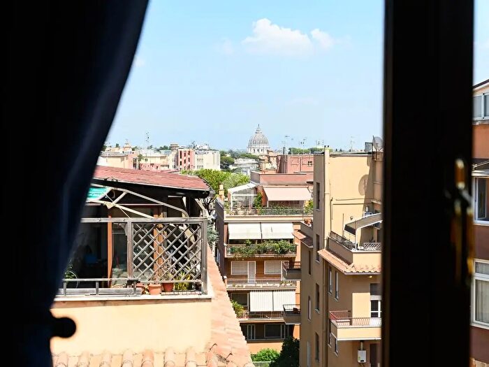 Appartamento trilocale in vendita in Via dei Gozzadini, Roma