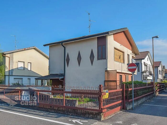 Casa con 7 locali in vendita in Via Niccolo Paganini, Lodi