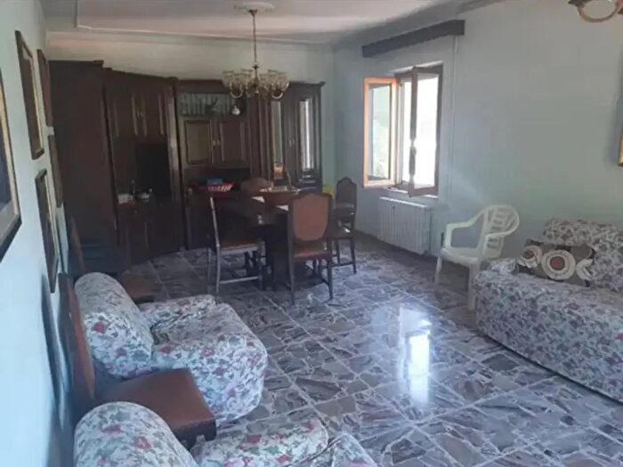 Appartamento con 6 locali in vendita in Via della Pioppa, Ventasso