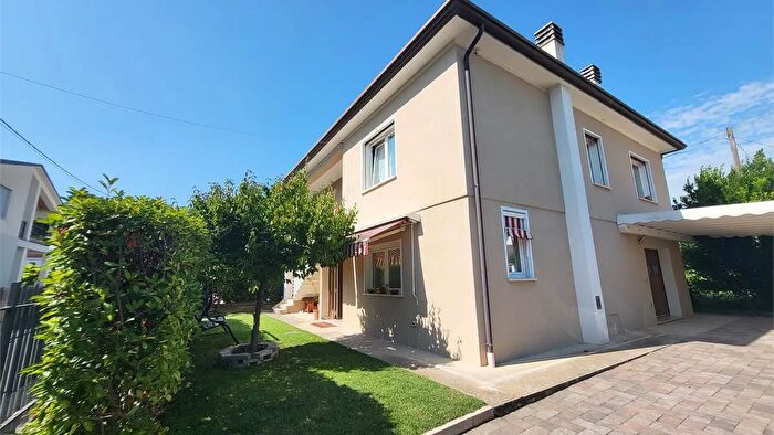 Casa con 8 locali in vendita in Cornuda Via XXX Aprile, Montebelluna