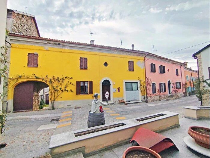 Casa con 9 locali in vendita in Bossolasco