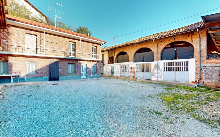 Casa con 5 locali in vendita in Via Cavour, Pocapaglia