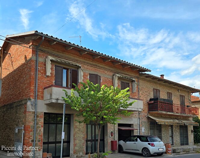 Casa con 9 locali in vendita in Via Santa Maria, Castiglione Del Lago