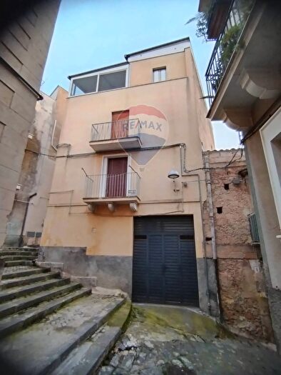 Casa con 7 locali in vendita in Via Sotto Raia, Mineo