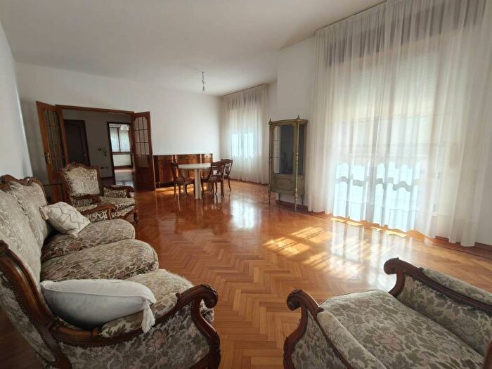 Appartamento con 6 locali in affitto in Via Fratelli John e Robert Kennedy, Centro, Cupramontana