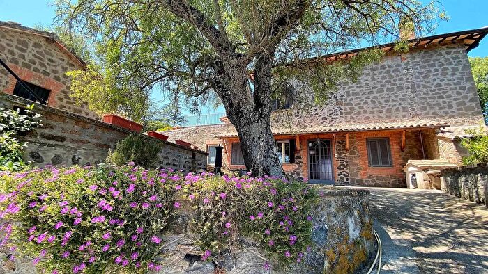 Casa con 10 locali in vendita in Via Cipollone Montefiascone, Montefiascone