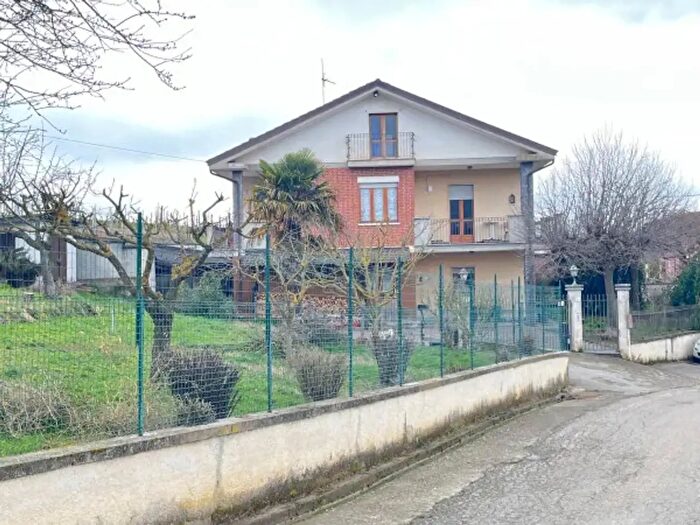 Casa con 6 locali in vendita in Corso della Libertà, Canelli