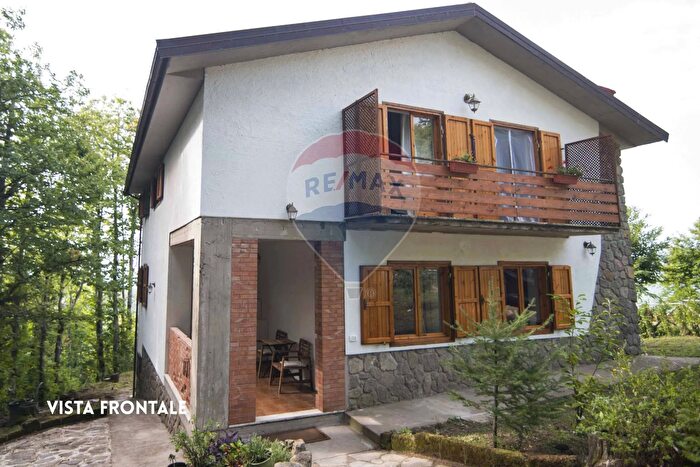 Casa con 11 locali in vendita in Via Poggio San Donato, Santa Fiora