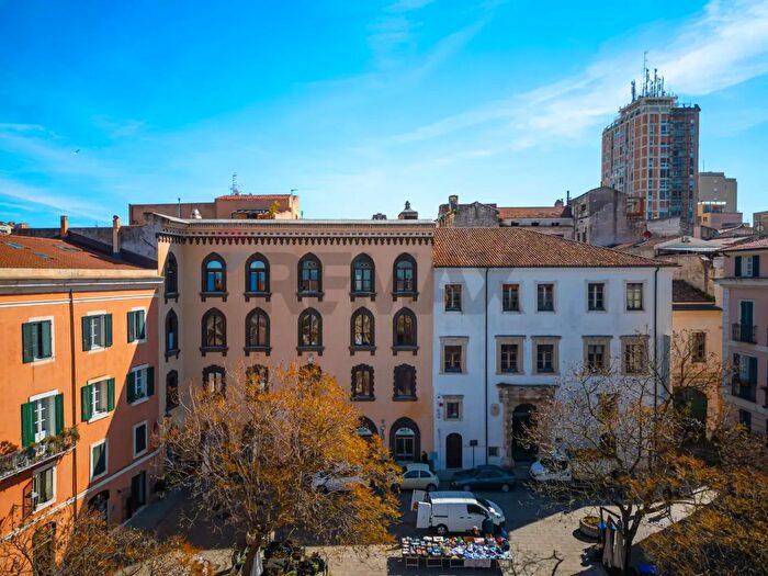Appartamento con 6 locali in vendita in Piazza Efisio E Pasquale Tola, Sassari