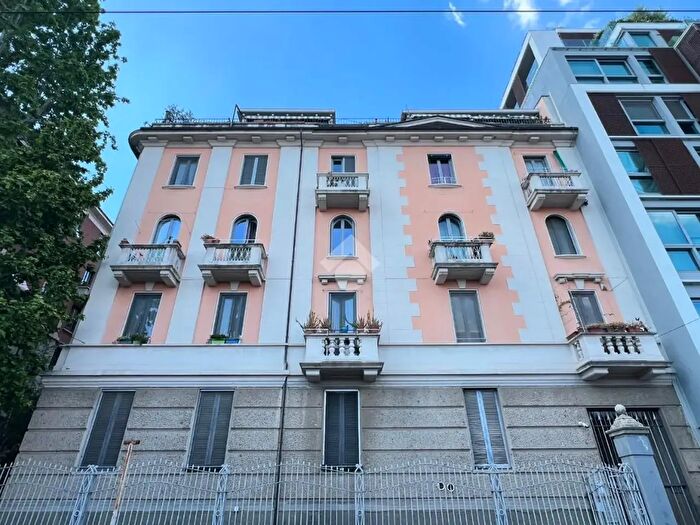 Appartamento trilocale in vendita in Via Monviso, Milano