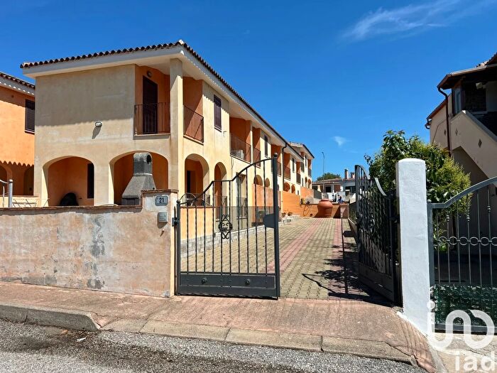 Appartamento con 6 locali in vendita in Via Giacomo Vardeu, Orosei