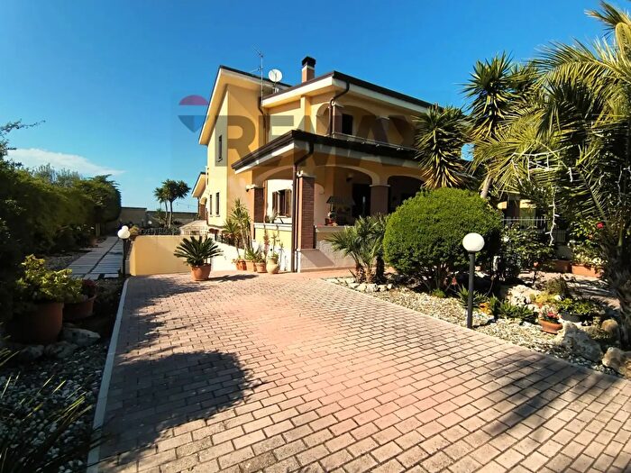 Casa con 8 locali in vendita in Via Monte dAlba, Trani