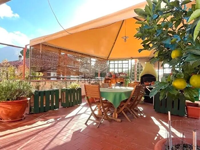 Casa con 8 locali in vendita in Calci