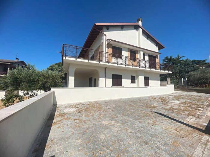 Appartamento trilocale in affitto in Via Frascati Colonna, Centro, Colonna