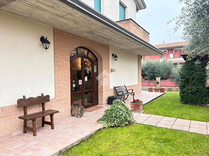 Casa con 7 locali in vendita in Via Fosse Ardeatine, Bastia Umbra