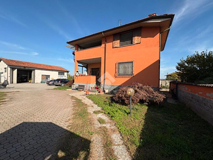 Casa con 9 locali in vendita in Via delle Noci, Cassolnovo