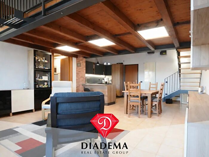 Casa bilocale in vendita in Via Carducci, Besnate