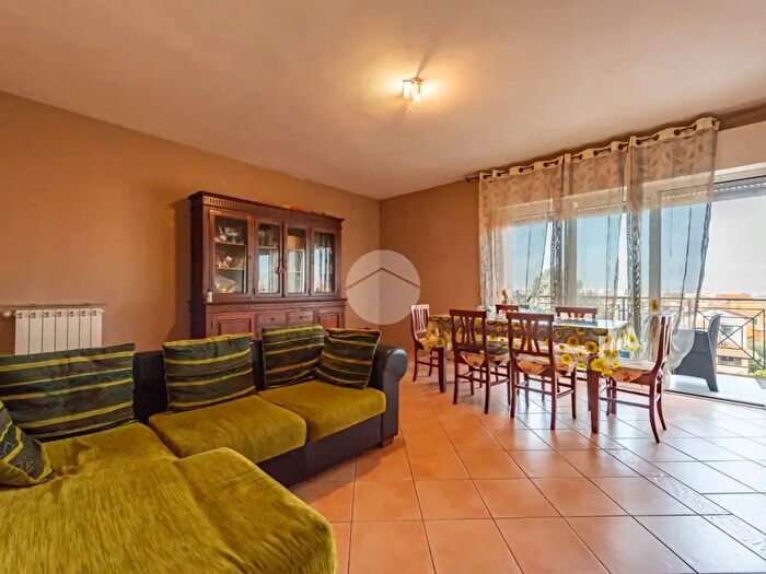 Appartamento trilocale in vendita in Via Sutera, Roma