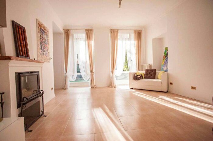 Casa con 11 locali in vendita in Via Umberto Viverone, Viverone