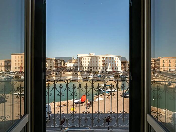 Appartamento con 5 locali in vendita in Piazza Pancali, Siracusa