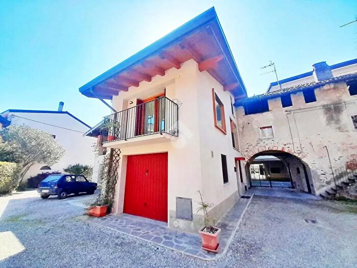 Appartamento trilocale in vendita in Via Achille Piazzi, Angera