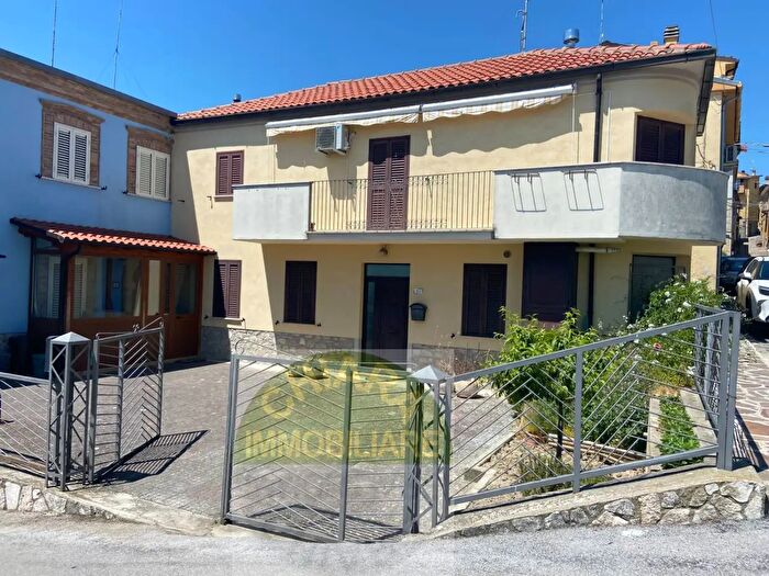 Casa con 5 locali in vendita in Via San Rocco, Guilmi
