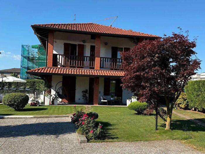 Casa con 6 locali in vendita in Cantu'