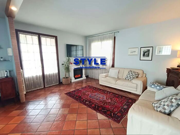 Casa con 7 locali in vendita in Fosso