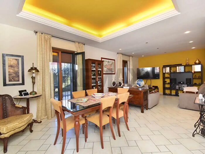 Appartamento con 5 locali in vendita in Via Livorno, Aci Castello