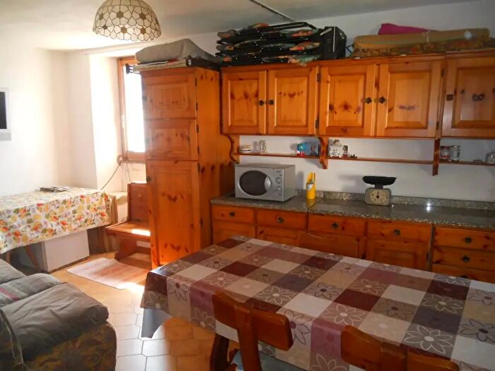 Casa con 7 locali in vendita in Luni