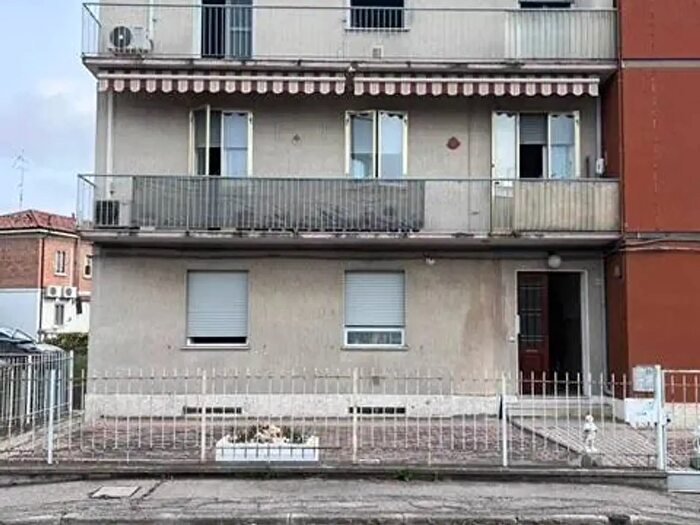 Appartamento trilocale in vendita in Via Briosi, Ferrara