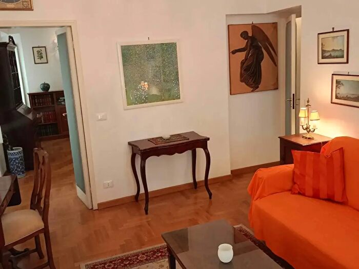 Appartamento trilocale in affitto in Via Vittoria, Roma