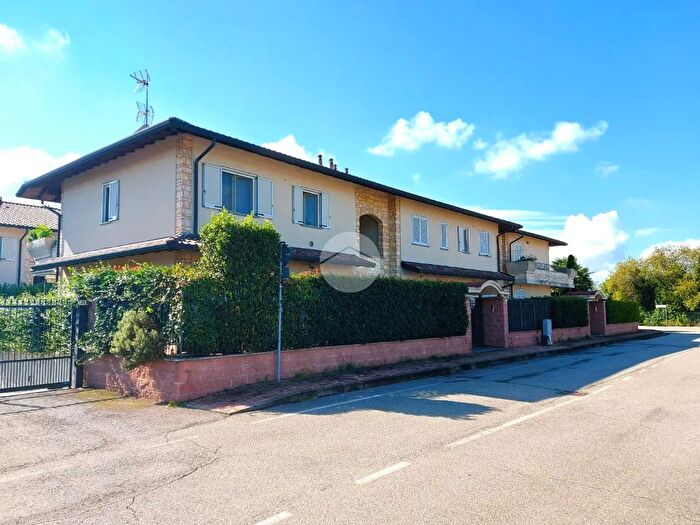 Appartamento bilocale in vendita in Via Montello, Marcallo Con Casone