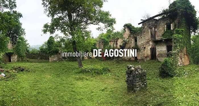 Casa con 15 locali in vendita in Via Barro Invorio Novara, Invorio